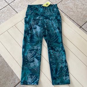 All in Motion workout cropped pants. NWT in size XS